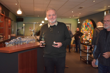 Peer met het Bondskruis en de Gerard Verrijt Wisseltrofee......